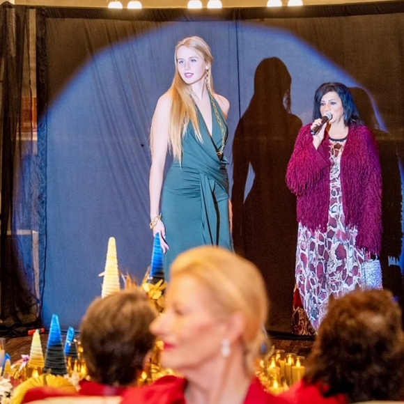 Holiday Shoppers Dreams Come True. Everything Marked Down - Picture 8 of 8